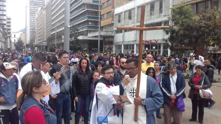 Viacrucis parque nacional a plaza de Bolívar  Comunión Ecuménica Mundial